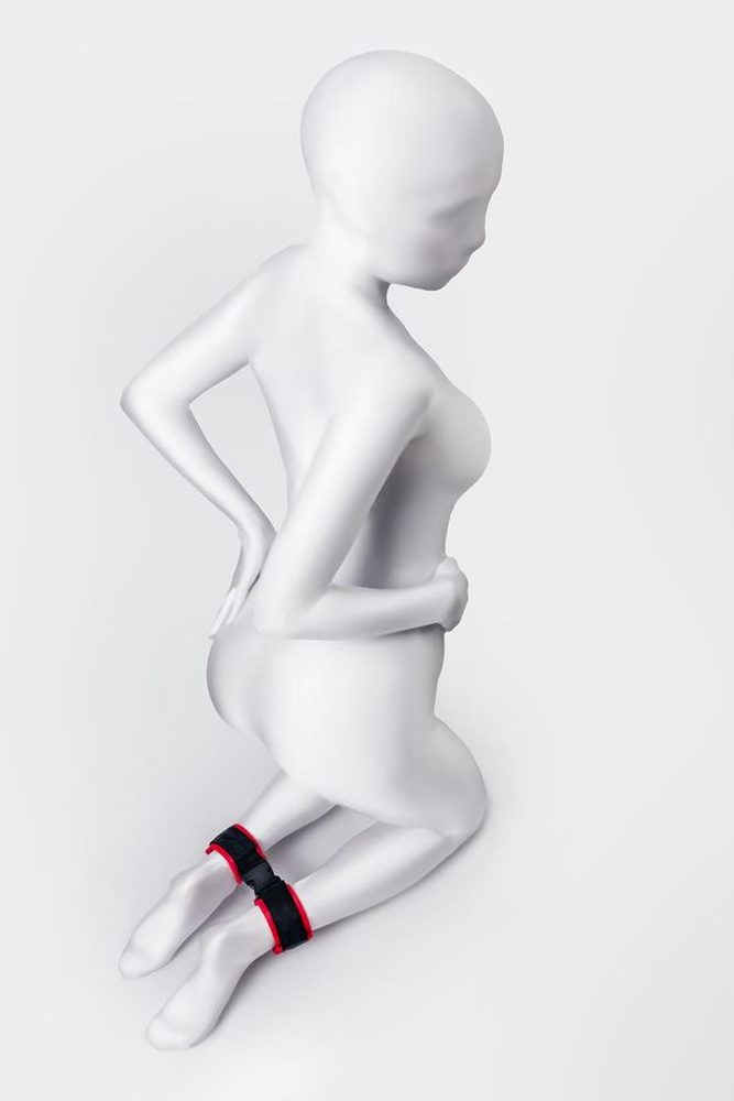 Kajdanki na kostki welurowe Anonymo czerwone 29 cm