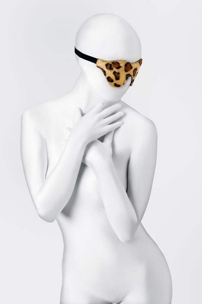 Maska Anonymo skóra PU z printem czarna 26 cm