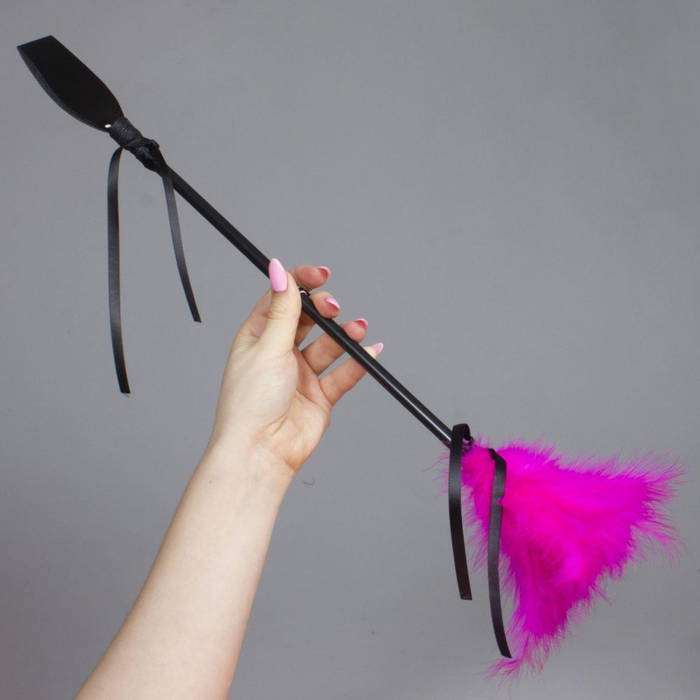 Bicz piórkowy z szpicrutą Secret Play fuksjowy 48 cm